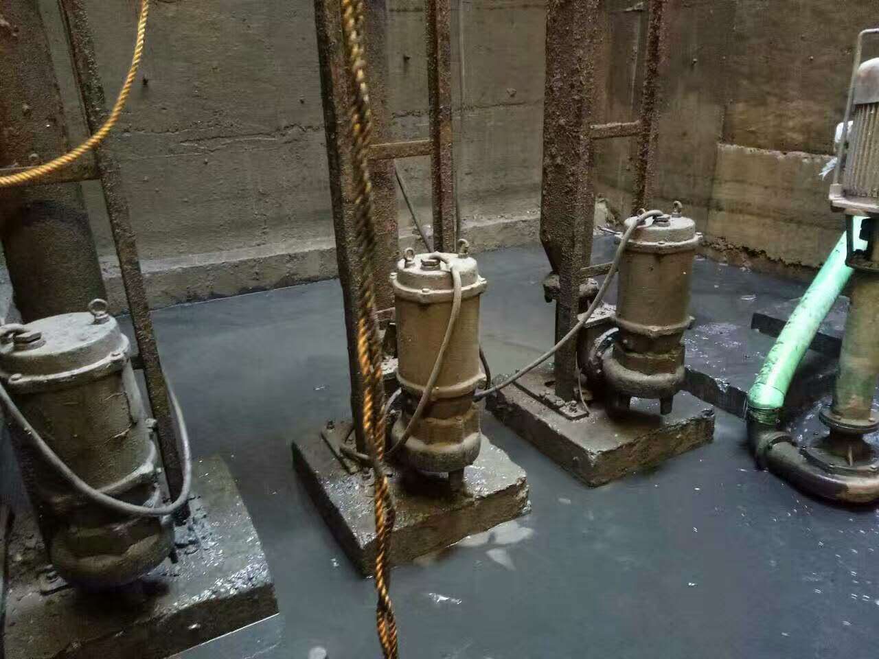 山阴污水池清理