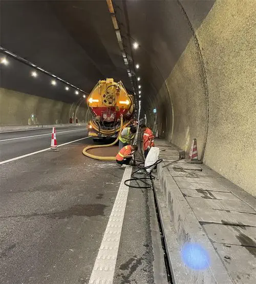 山阴隧道排水渠清淤